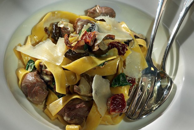 Шафрановые паппарделле с грибами шиитаке, вялеными томатами, шпинатом и уткой
