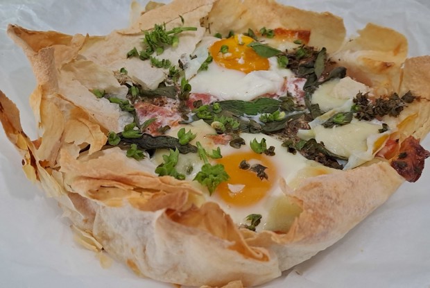 Шакшука в духовке на лаваше с брынзой и базиликом