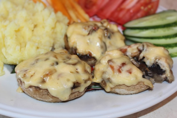 Шампиньоны фаршированные курицей и овощами