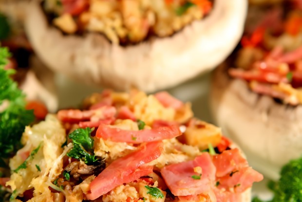 Шампиньоны фаршированные с помидором и сыром