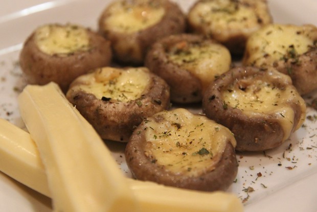 Шампиньоны с сулугуни