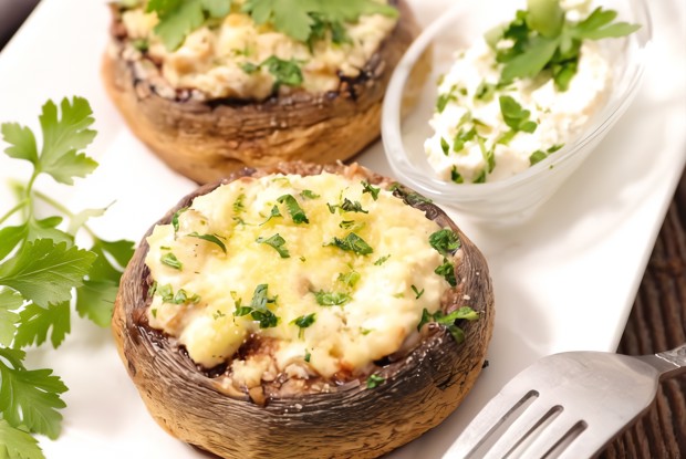 Шампиньоны фаршированные курицей и сыром
