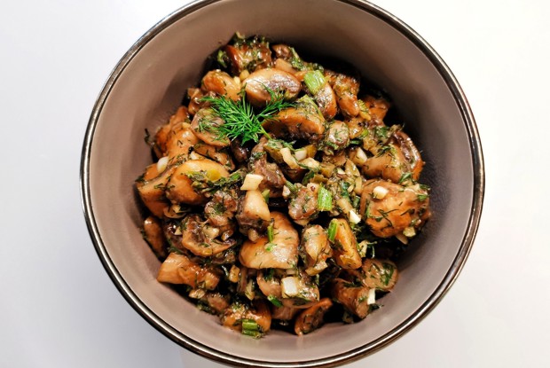 Шампиньоны с чесноком и перцем халапеньо