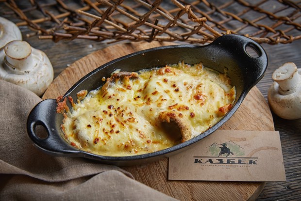 Шампиньоны с сыром сулугуни