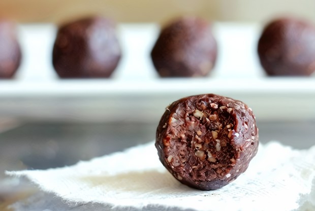 Шарики из фиников с какао-бобами