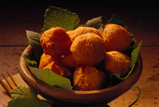 Шарики из крабового мяса, риса и яйца с сыром