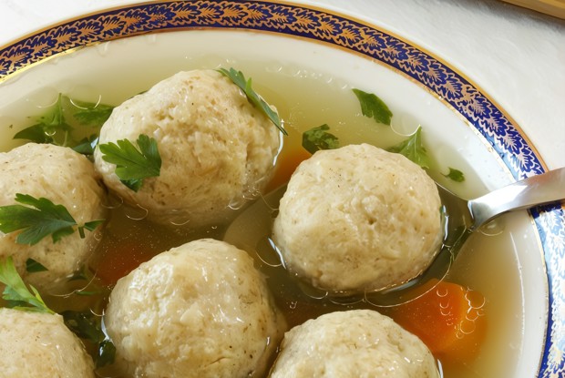 Шарики из мацы с петрушкой и шалфеем