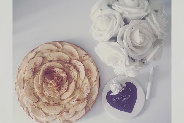 Шарлотка из домашних яблок и рисовой муки