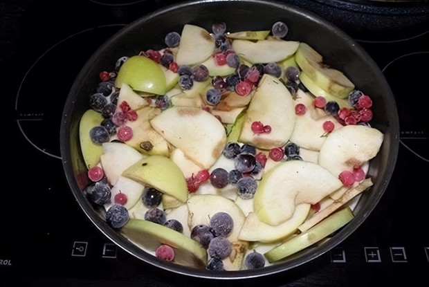 Шарлотка из яблок со смородиной