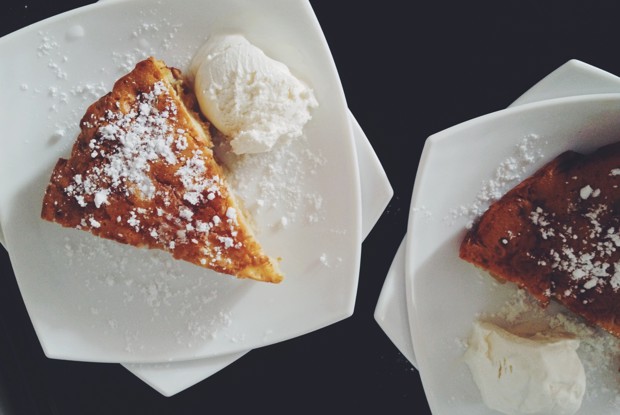 Шарлотка яблочная со сливочным маслом