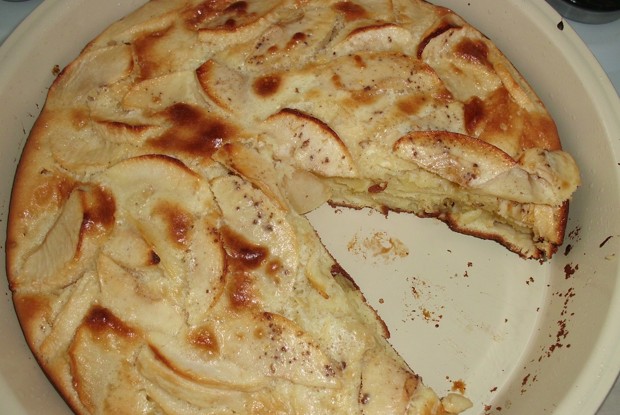 Шарлотка на сгущенном молоке