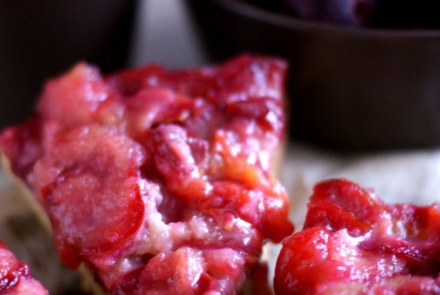 Шарлотка «по-осеннему» со сливами