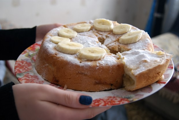 Шарлотка с бананами и вишней