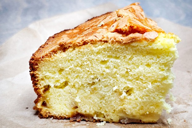 Шарлотка с грушами и яблоками