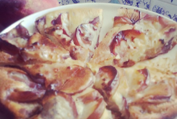 Шарлотка с инжирными персиками