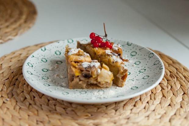 Шарлотка с яблоками, бананами и корицей