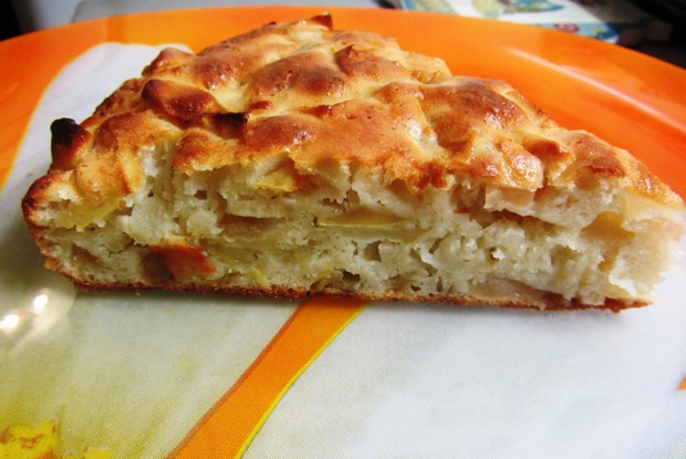 Шарлотка с яблоками и корицей