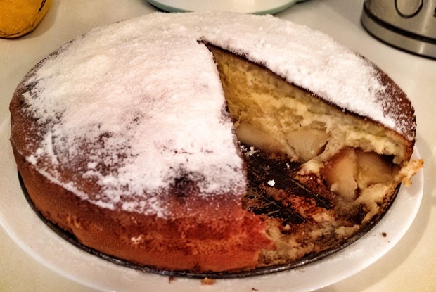 Шарлотка с яблоками в меде