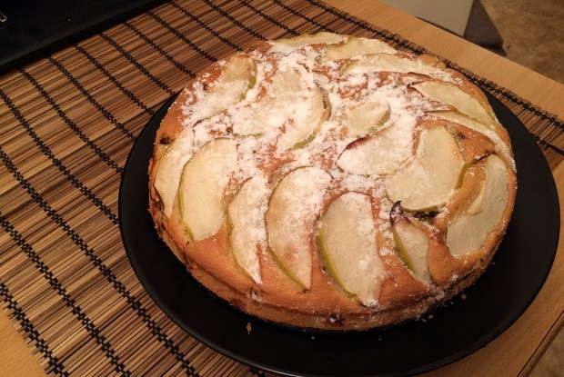 Шарлотка с кислыми яблоками и корицей
