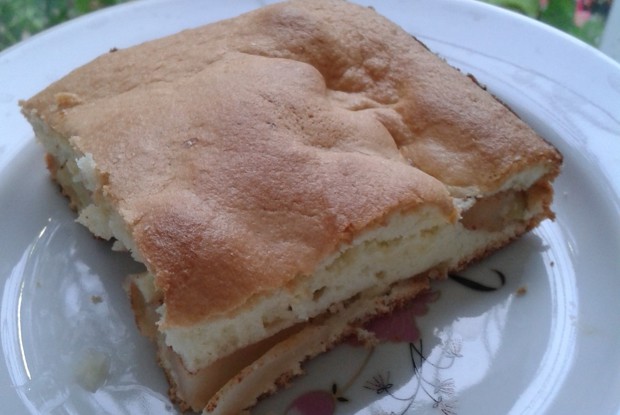 Шарлотка с кислыми яблоками и корицей по-домашнему