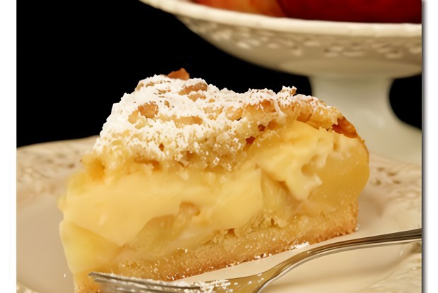 Шарлотка с медом и корицей