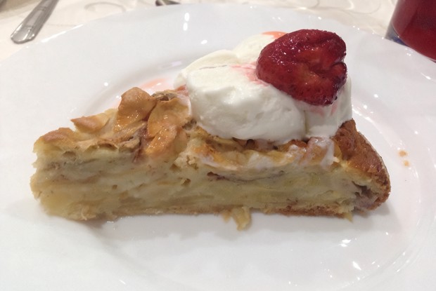 Шарлотка с мороженым и клубникой