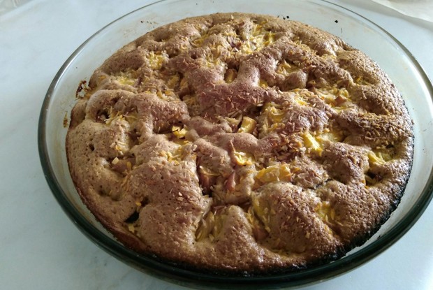 Шарлотка с персиками