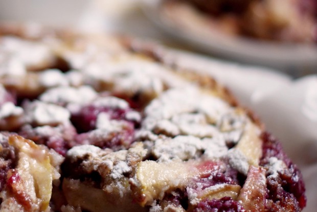 Шарлотка с ржаной мукой, яблоками и сливой