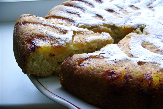 Шарлотка с вишней