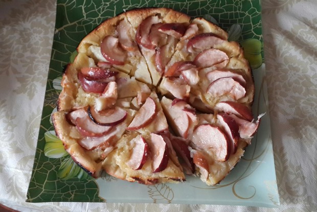 Шарлотка со сметанным тестом