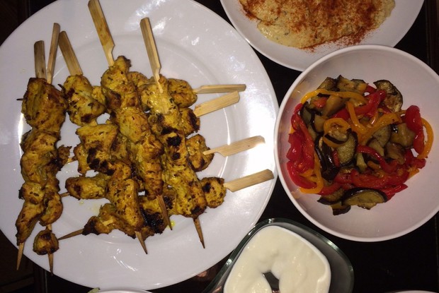 Шашлычки из индейки с йогуртовой заправкой и салатом из огурцов