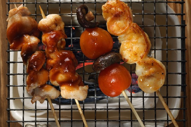 Шашлычки из курицы, креветок и овощей