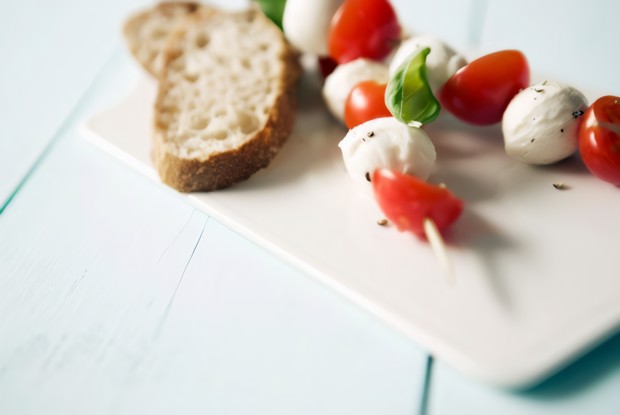 Шашлычки из моцареллы и помидоров