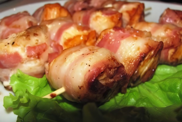 Шашлычки из семги с беконом