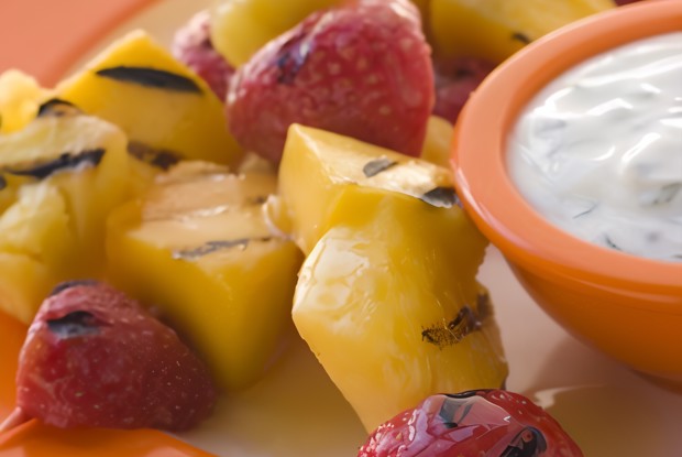Шашлык из фруктов с лаймовым сиропом