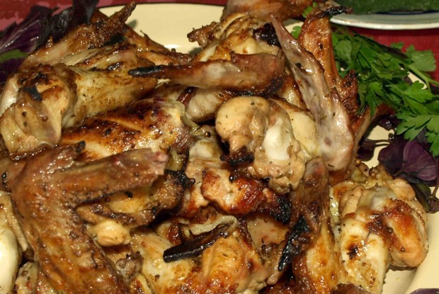 Шашлык из куриных крыльев с луком