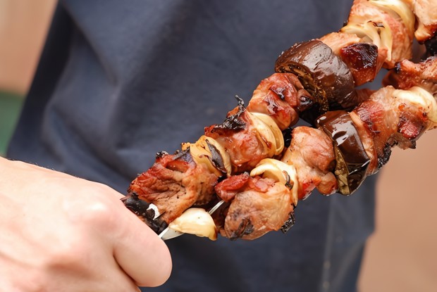 Шашлыки из баранины, баклажанов и перцев с йогуртовым соусом