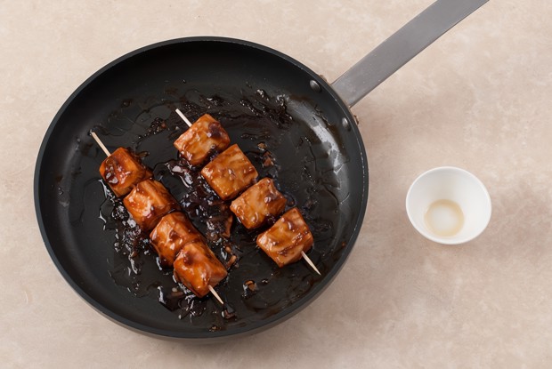 Шашлыки из форели в соусе терияки с салатом чука