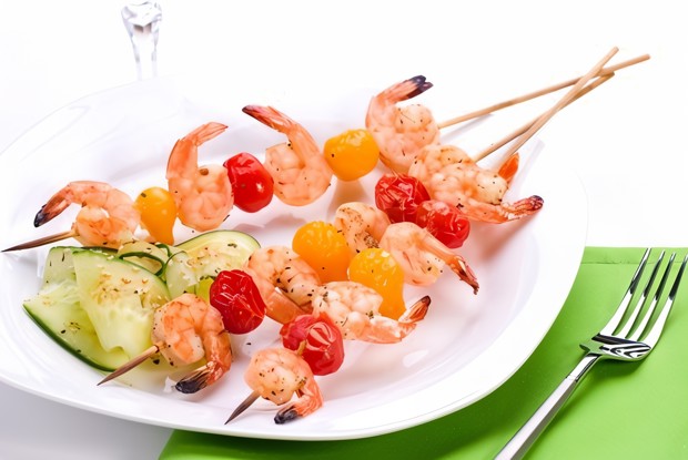 Шашлыки из креветок и черри со сметанным соусом с хреном и розмарином