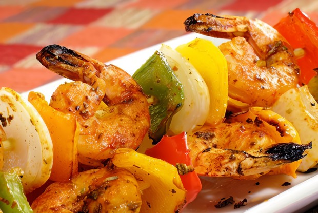 Шашлыки из креветок в маринаде из лайма и халапеньо