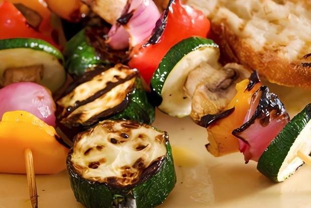 Шашлыки из сыра халлоуми, кабачков, грибов и перцев