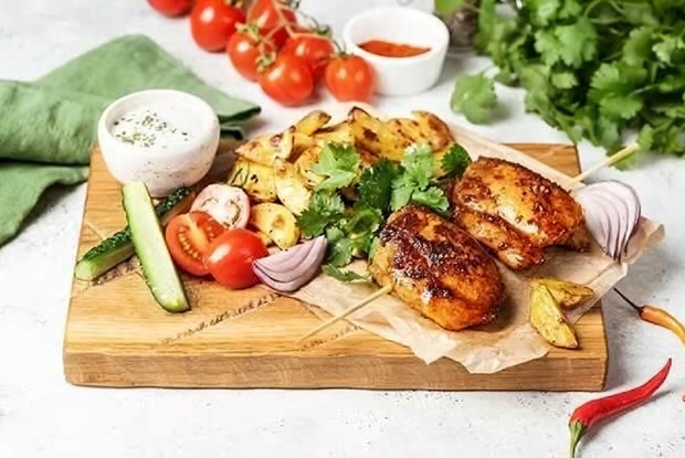 Шашлычки из курицы со свежими овощами