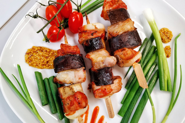 Шашлычки из свиных щек и вырезки