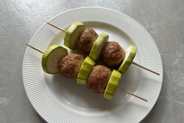 Шашлык из фарша с кабачком