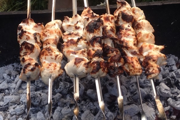 Шашлык из курицы с майораном на кефире и газировке