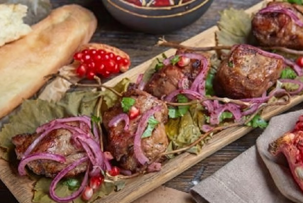 Шашлык из ягненка с виноградными листьями