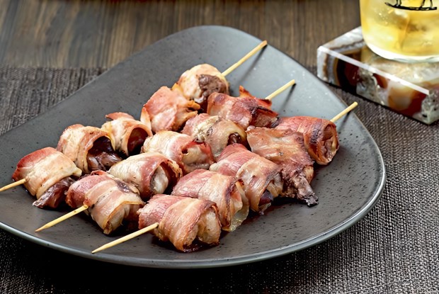 Шашлыки из печенки цесарки в беконе