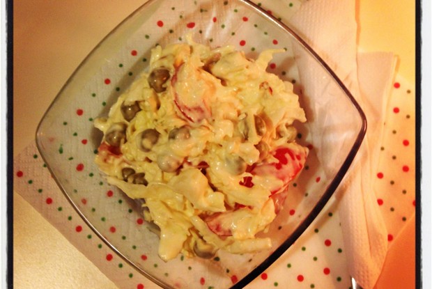 Шеф-салат из овощей, сыра и зеленого горошка