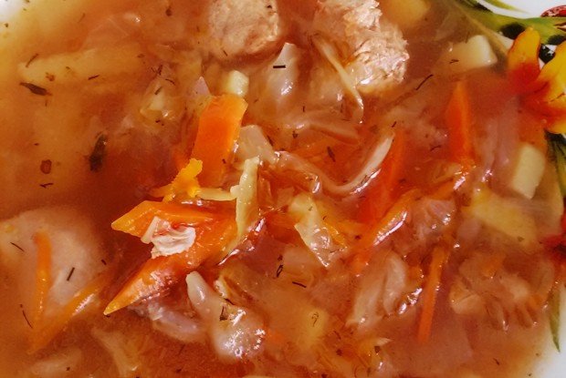 Щи из свежей капусты с зеленью