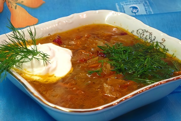 Щи с квашеной капустой и мятой картошкой